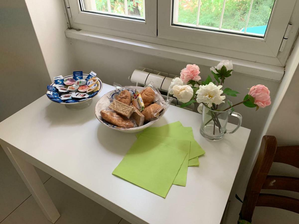 Flowers In Apartment Rom